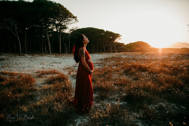 Một mẹ bầu xinh đẹp trong ánh hoàng hôn ở bãi biển La Caletta của đảo thiên đường Sardinia, Italy. - Ảnh: Hoài Vũ Bender