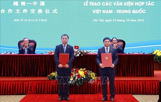 Thủ tướng Phạm Minh Chính và Thủ tướng Lý Cường chứng kiến trao Bản ghi nhớ giữa Bộ Giao thông vận tải Việt Nam và Ủy ban Cải cách và Phát triển quốc gia Trung Quốc về phương án kỹ thuật kết nối đường sắt giữa ga Lào Cai (Việt Nam) và ga Hà Khẩu Bắc (Trung Quốc). Ảnh: Dương Giang/TTXVN