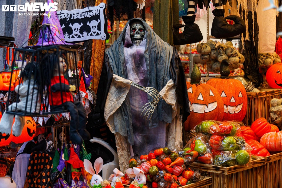 Sắc màu chủ đạo của ngày lễ Halloween là hai gam màu cam và đen. Hiện tại, các mặt hàng đang được bán chạy nhất là giỏ đựng kẹo hình bí ngô và các loại bí ngô, đèn bí ngô ngộ nghĩnh. Khách hàng thường mua những món này về để trang trí nhà cửa trong dịp Halloween.