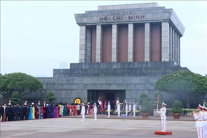 Đại biểu Quốc hội dự Kỳ họp thứ 8 vào Lăng viếng Chủ tịch Hồ Chí Minh. Ảnh: An Đăng/TTXVN