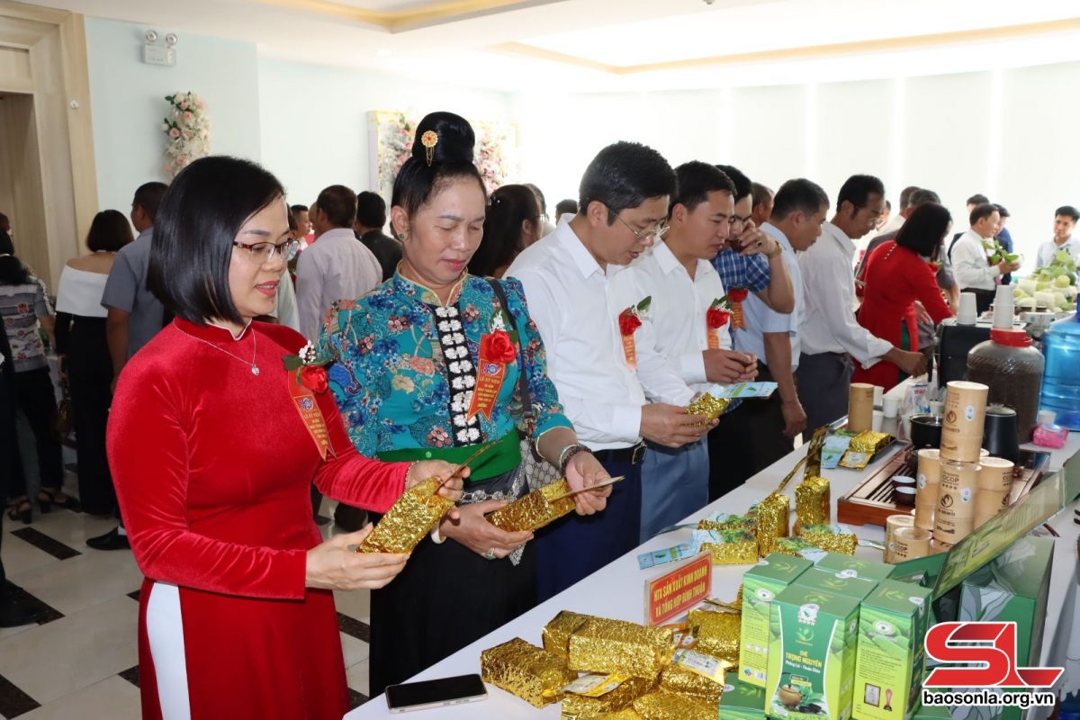 Các đại biểu tham quan sản phẩm chè Trọng Nguyên của HTX sản xuất kinh doanh và dịch vụ tổng hợp Bình Thuận, xã Phổng Lái, huyện Thuận Châu (Ảnh: Nguyễn Thư)