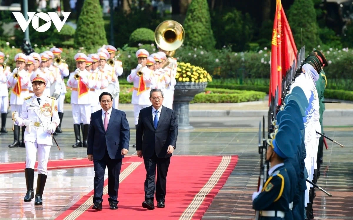 Also on October 13 morning, Prime Minister Pham Minh Chinh hosts an official welcoming ceremony for Chinese Premier Li Qiang.