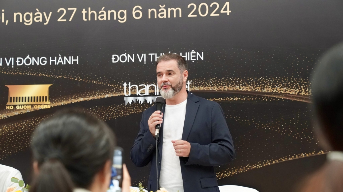 Nhạc trưởng César Álvarez chỉ huy dàn nhạc giao hưởng quốc gia Nga