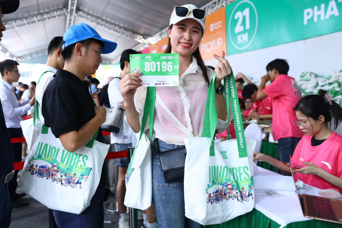 Nhiều VĐV khoa bib sau khi nhận racekit