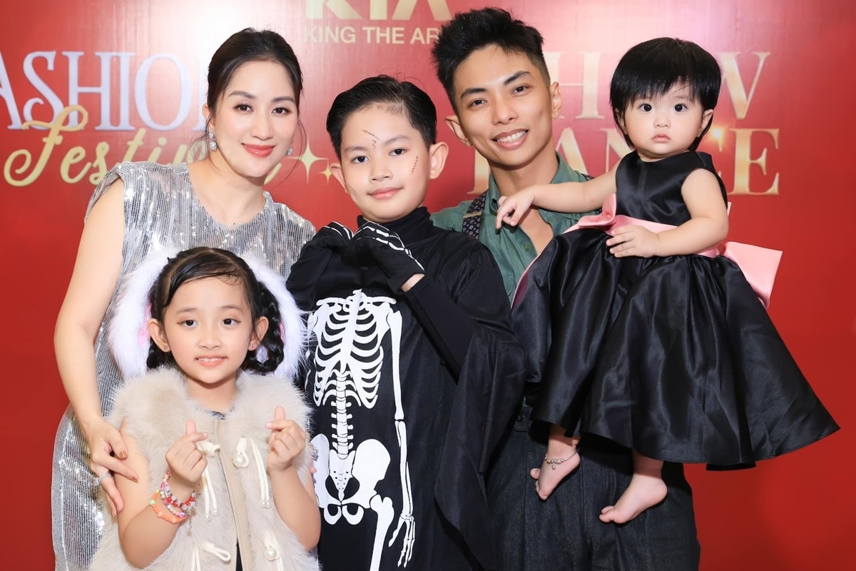 Gia đình Khánh Thi - Phan Hiển đưa các con đi chơi Halloween.