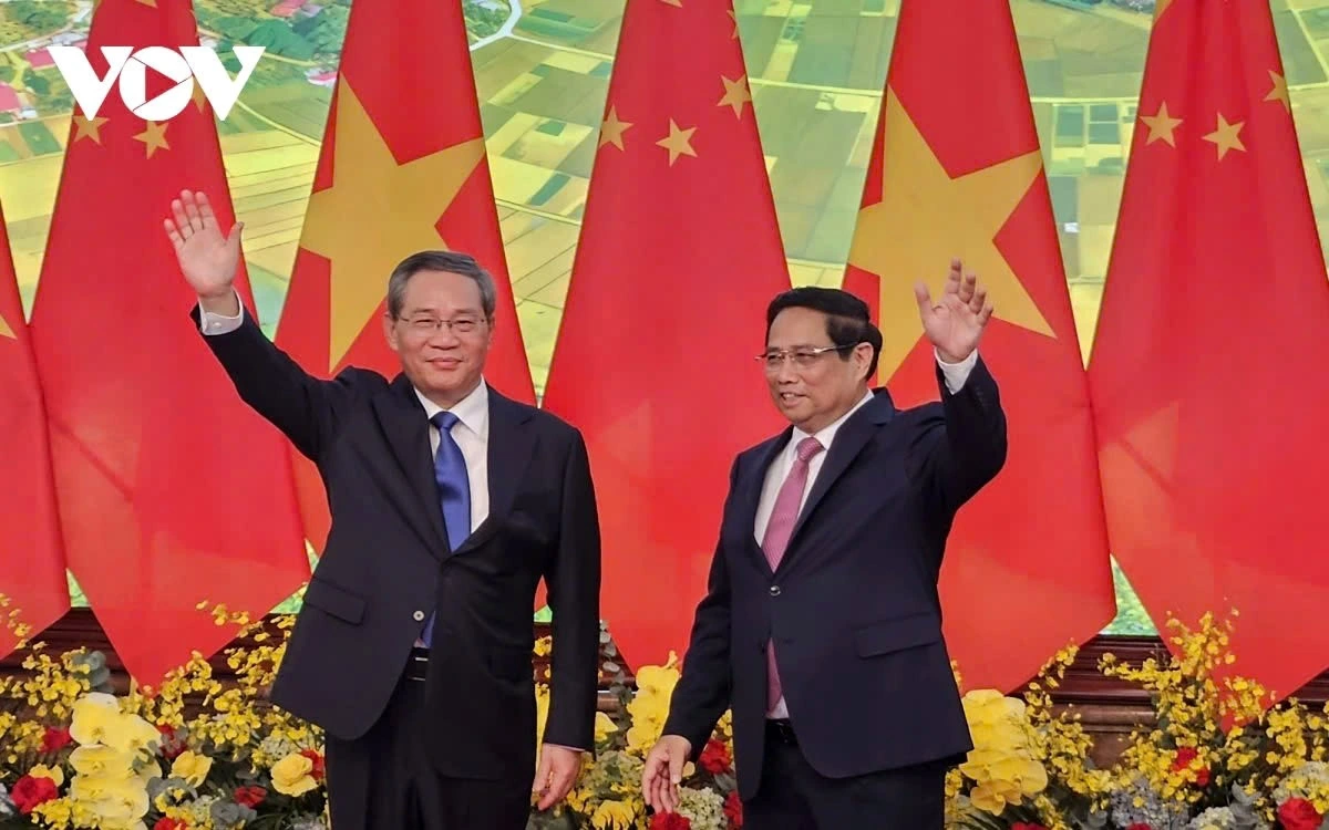 During their later talks, the two prime ministers officially announce the commencement of operations for the Ban Gioc – Detian Waterfall Scenic Spot from October 15, 2024. Chinh requests that both sides expedite the procedures to soon open the Vietnamese Consulate General in Chongqing, further promote trade cooperation and continue to open the market for high-quality Vietnamese agricultural products.