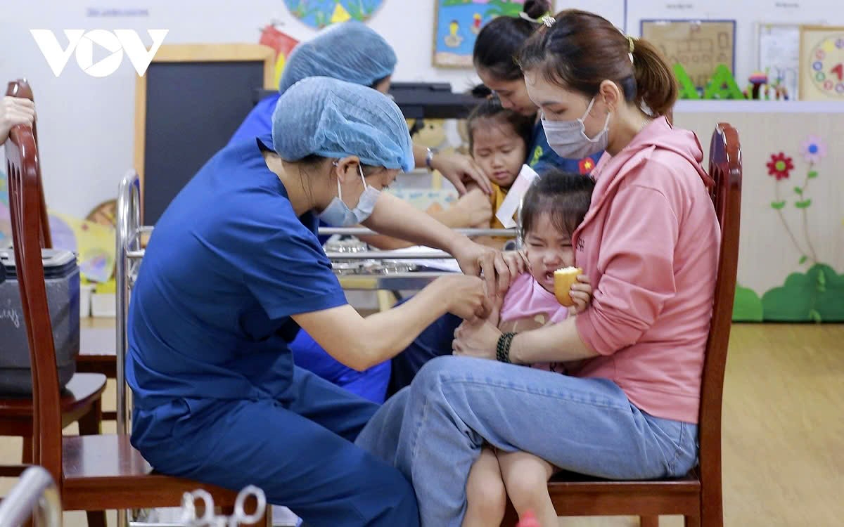 Besides onsite vaccinations, mobile teams of doctors and nurses have been dispatched to communes and villages to carry out vaccinations and handle any post-vaccination incidents.