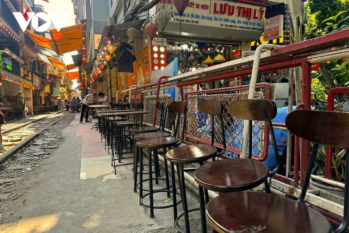The cafes have set up long benches to welcome customers, but the distance from the seating area to the tracks is insufficient to ensure safety. This setup raises significant concerns, as it places patrons in a precarious position, increasing the risk of accidents when trains pass by.