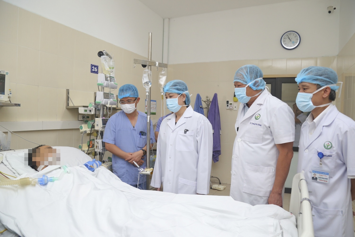 Bộ trưởng Bộ Y tế Đào Hồng Lan thăm bệnh nhân (Ảnh BVCC)