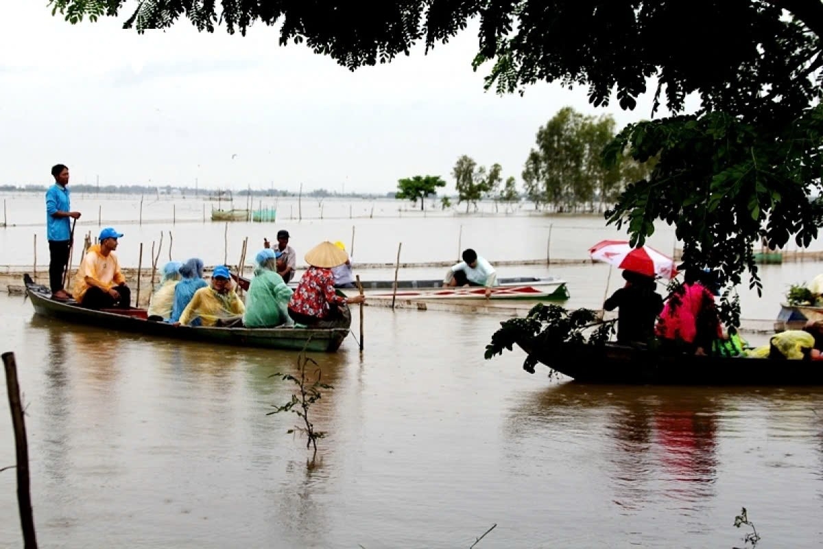 Taking a boat ride through the flooded fields is a great experience for visitors to learn about the culture and customs of the people there.