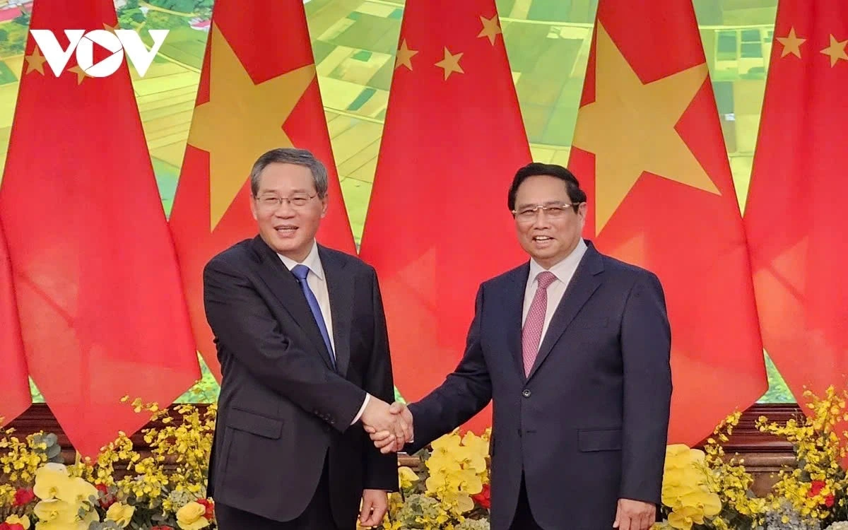 At the same time, Chinh requests that China support Vietnam in setting up a Trade Promotion Office in Haikou in 2024 and similar offices in Chengdu, Nanjing, and other locations. Regarding transportation connectivity, Chinh suggests that both sides effectively implement the signed agreements on railway cooperation, including developing the modern railway industry, providing preferential loans, transferring technology, and training human resources to implement three standard-gauge railway lines connecting Northern Vietnam with China.