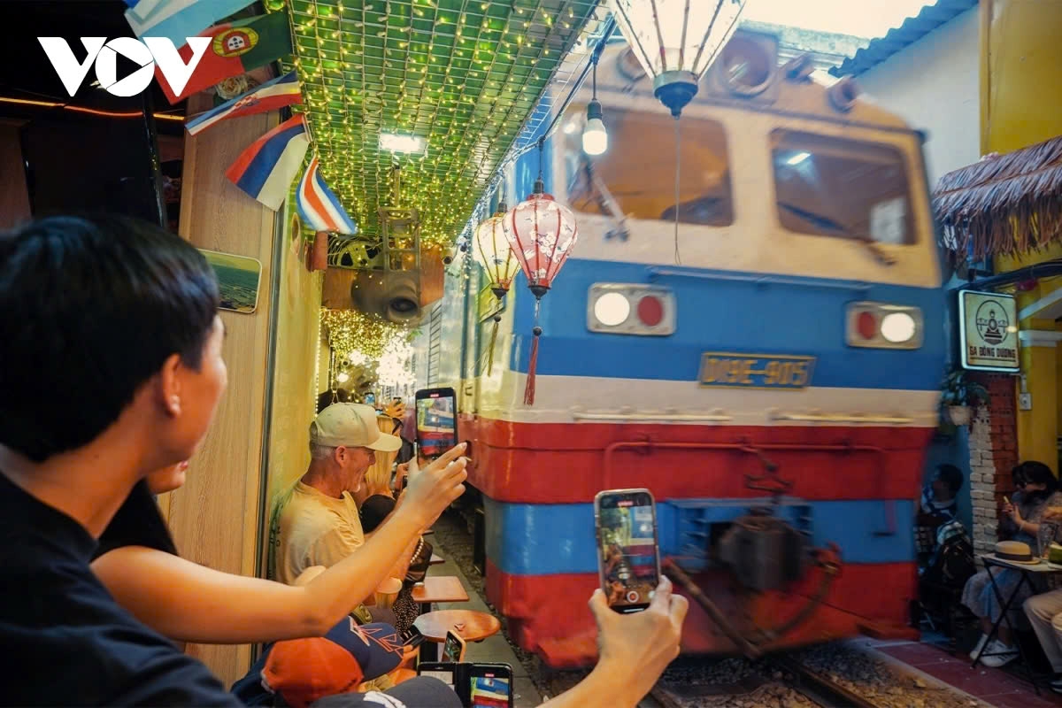 Though the proximity between the rail tracks and the tourists’ seating area is alarmingly close, people still lean out and even hold their breath to stand up, disregarding the dangers for the sake of getting a perfect selfie photo.