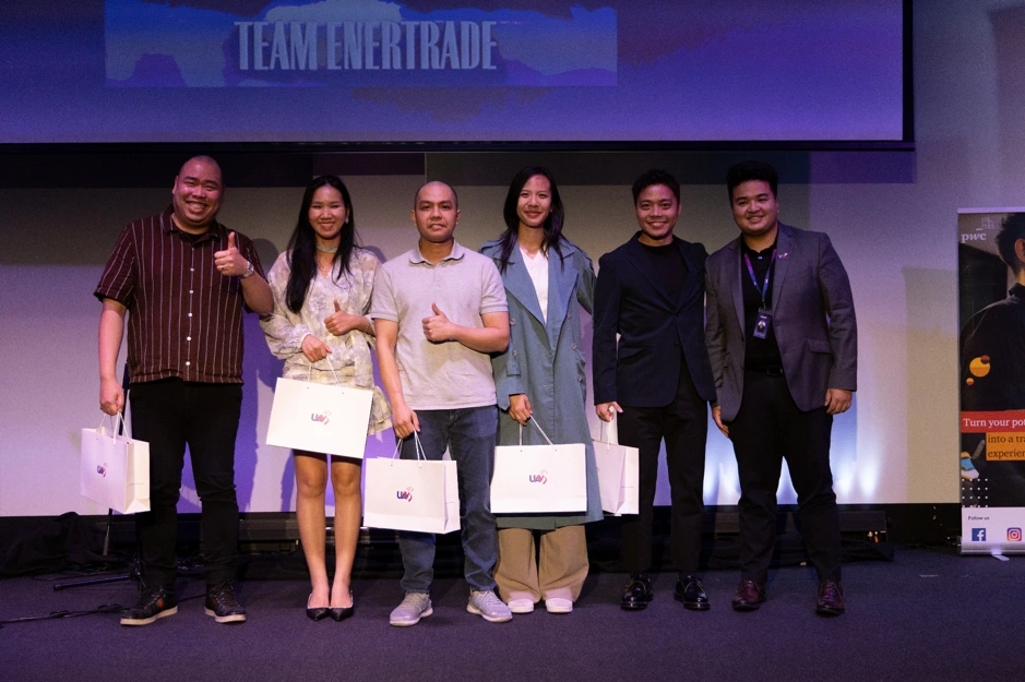 Các mentors vòng 2 của cuộc thi (từ trái qua phải): Anh (Beo) Thái, chị Bem Nguyễn, anh Nhân Phan, chị Taylor Chu, anh Joey Nguyễn; chụp ảnh cùng chủ tịch UAVS - anh Vũ Khắc Gia Bảo