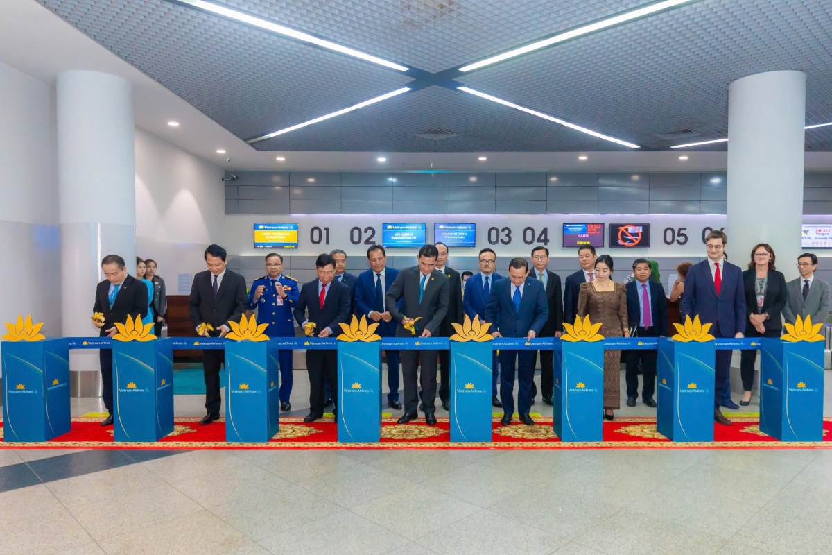 Vietnam Airlines chính thức khai trương đường bay thẳng Hà Nội - Phnom Penh và trở thành hãng hàng không duy nhất của Việt Nam khai thác đường bay thẳng giữa thủ đô hai nước.