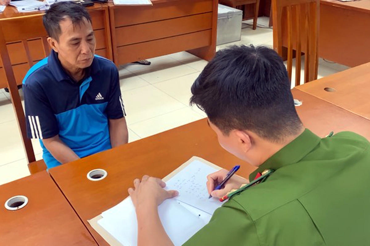 Đối tượng Lê Quý Nho tại cơ quan công an. (Ảnh: CACC)