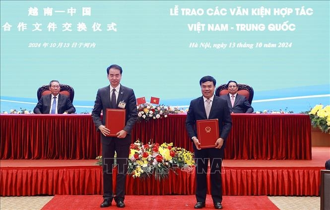 Thủ tướng Phạm Minh Chính và Thủ tướng Lý Cường chứng kiến trao Kế hoạch hành động giữa Tổng cục Hải quan Việt Nam và Tổng cục Hải quan Trung Quốc về thỏa thuận công nhận lẫn nhau về Chương trình Doanh nghiệp ưu tiên của Hải quan Việt Nam và Chương trình Quản lý tín nhiệm doanh nghiệp của Hải quan Trung Quốc. Ảnh: Dương Giang/TTXVN