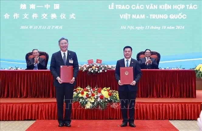 After the talks, the two prime ministers witness the signing ceremony of 10 cooperation documents in various fields, including transportation connectivity, customs, public welfare, education, agricultural trade, media, and banking.