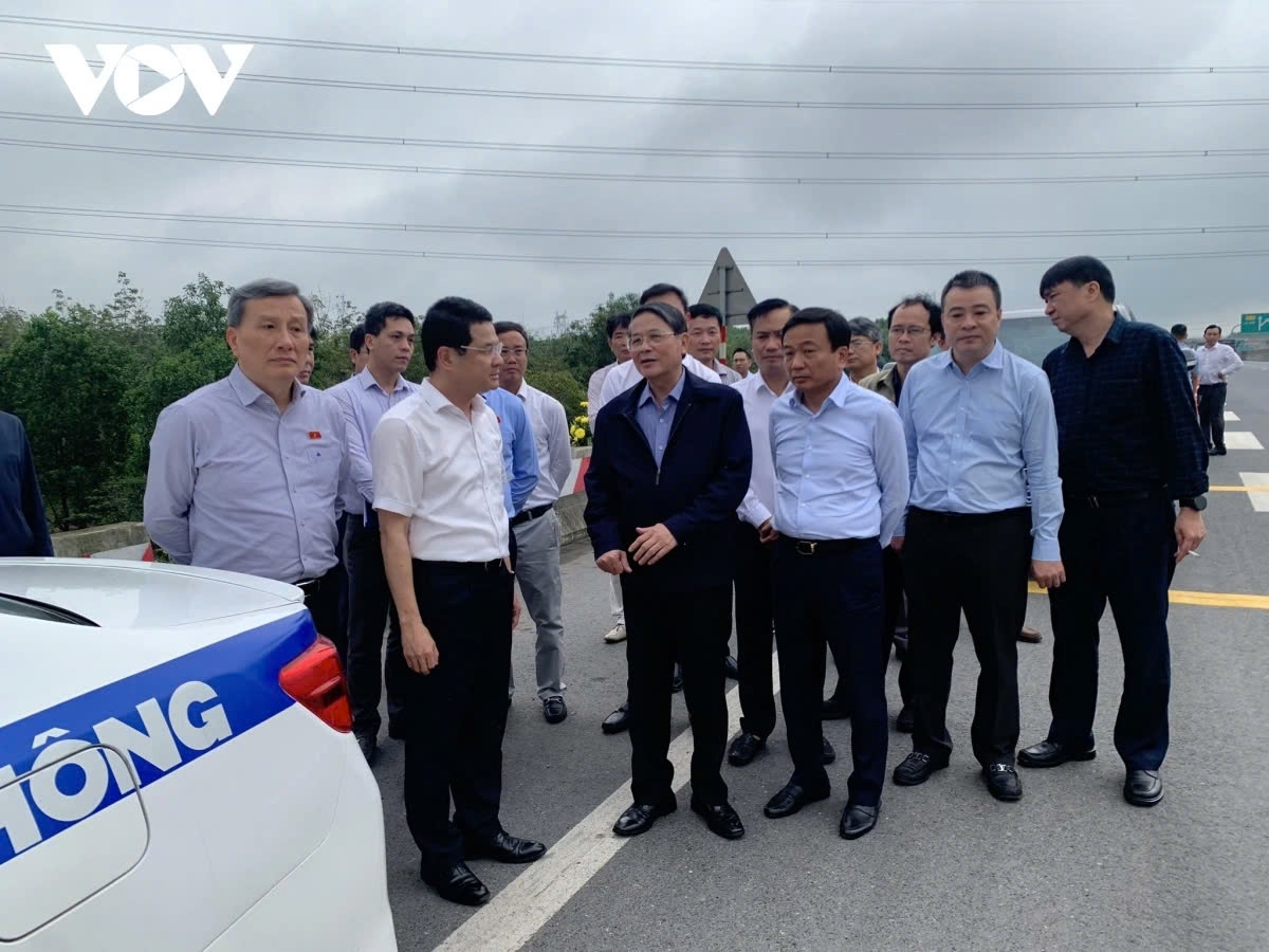 Phó Chủ tịch Quốc hội nghe các đơn vị báo cáo các giải pháp nhằm đảm bảo an toàn tại cao tốc Cam Lộ- La Sơn sau vụ TNGT thảm khốc vào tháng 3/2024.
