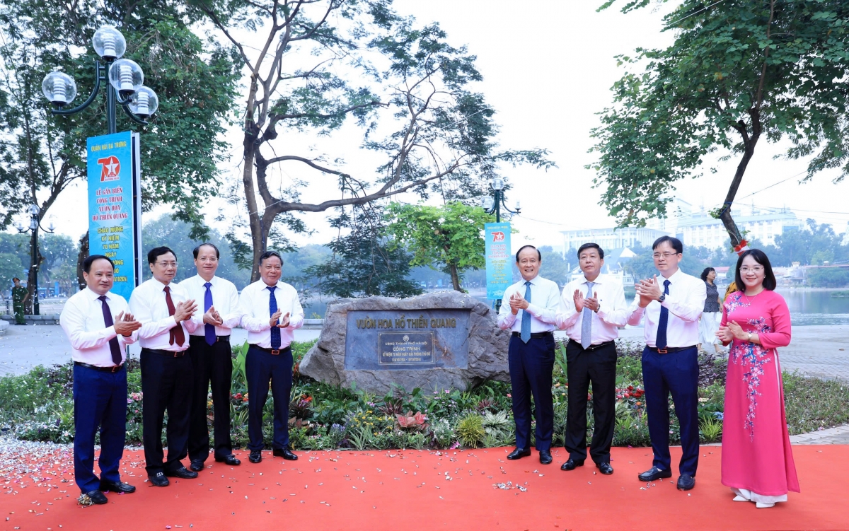 Lãnh đạo thành phố và quận Hai Bà Trưng thực hiện nghi thức gắn biển công trình. Ảnh: Đình Hiệp