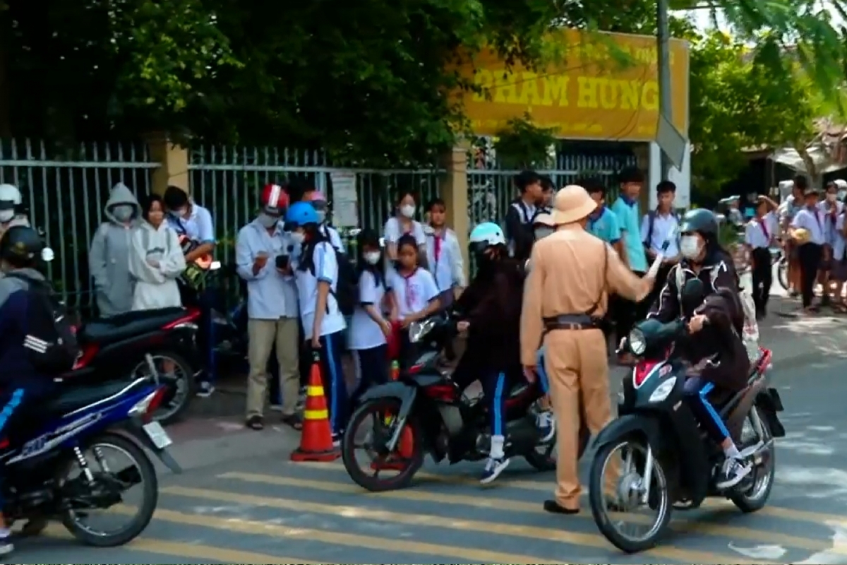 Cảnh sát giao thông thường xuyên kiểm tra việc chấp hành luật giao thông đối với học sinh tại các điểm trường
