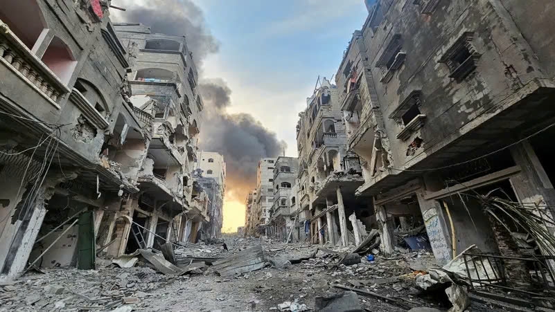 Những ngôi nhà bị phá hủy do các cuộc không kích của Israel tại Jabalia ở phía Bắc Gaza. (Ảnh: Reuters)