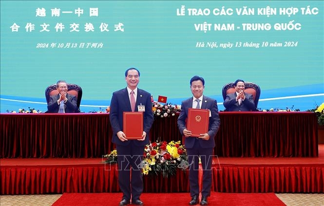 Thủ tướng Phạm Minh Chính và Thủ tướng Lý Cường chứng kiến trao Bản ghi nhớ hợp tác toàn diện giữa Đại học Quốc gia Hà Nội và Đại học Bắc Kinh, Trung Quốc. Ảnh: Dương Giang/TTXVN