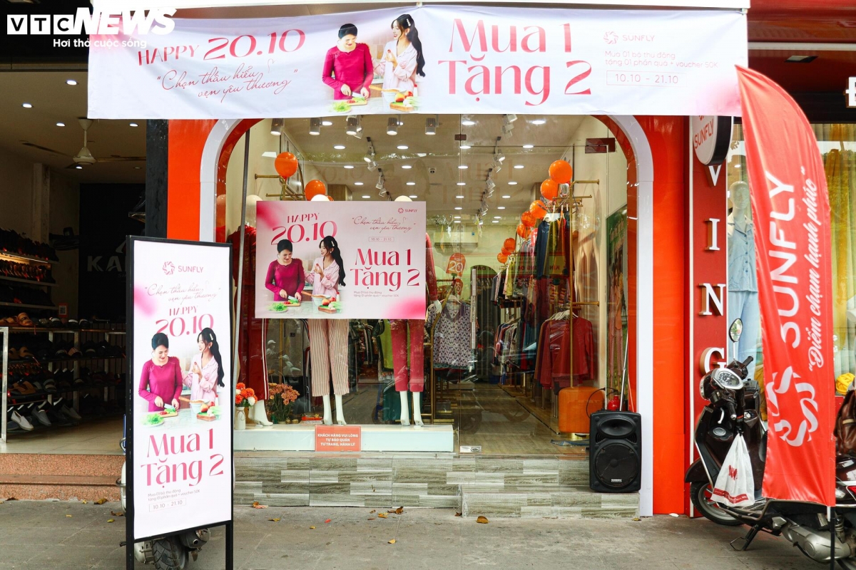 Ngoài khuyến mại, giảm giá sản phẩm, các cửa hàng còn cầu kỳ trang trí diện mạo bằng những hình ảnh, lời chúc đầy ý nghĩa.