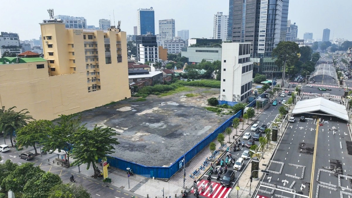 Khu đất dự án Thương xá Tax tại số 135 Nguyễn Huệ với vị trí đắc địa "trung tâm của trung tâm" vì tọa lạc trên 2 mặt tiền Nguyễn Huệ - Lê Lợi có giá trị lên tới cả tỷ đồng/m2