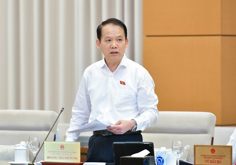 Chủ nhiệm Ủy ban Pháp luật Hoàng Thanh Tùng trình bày báo cáo thẩm tra