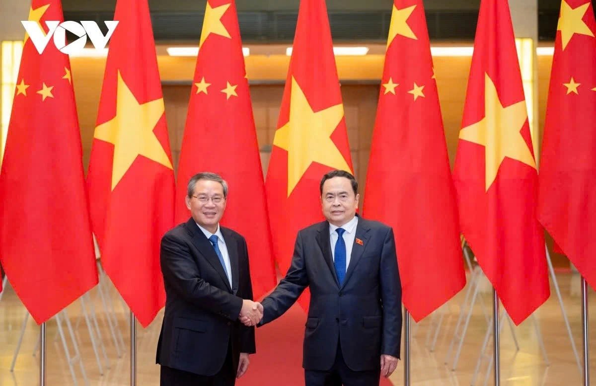 During a meeting with Chinese Premier Li Qiang on October 13 afternoon, National Assembly Chairman Tran Thanh Man emphasizes that the National Assembly of Vietnam and the National People’s Congress of China should continue to enhance their legislative and supervisory roles in promoting bilateral relations. He also highlights the importance of exchanging experiences in improving institutions and building a socialist rule-of-law state under the leadership of the Party.