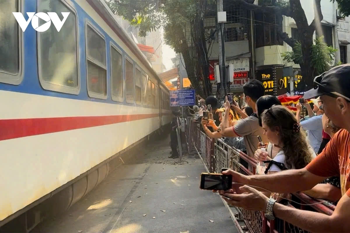 Tourists begin to converge on the site around 3p.m. every day as they gather to wait for the trains to pass by. Especially on weekends, tour groups tend to bring visitors to experience the famous train street in the capital.