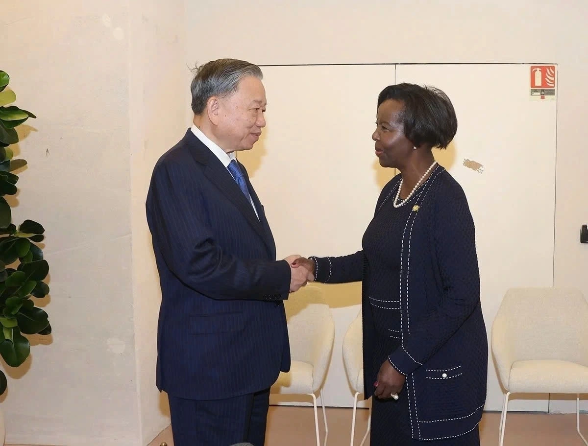 At his meeting with Secretary General of La Francophonie Louise Mushikiwabo, General Secretary and President To Lam praises the strong cooperation between Vietnam and the International Organization of La Francophonie (OIF), as well as the contributions of the OIF and Mushikiwabo to promoting solidarity and Francophone cooperation for peace, stability, and development.