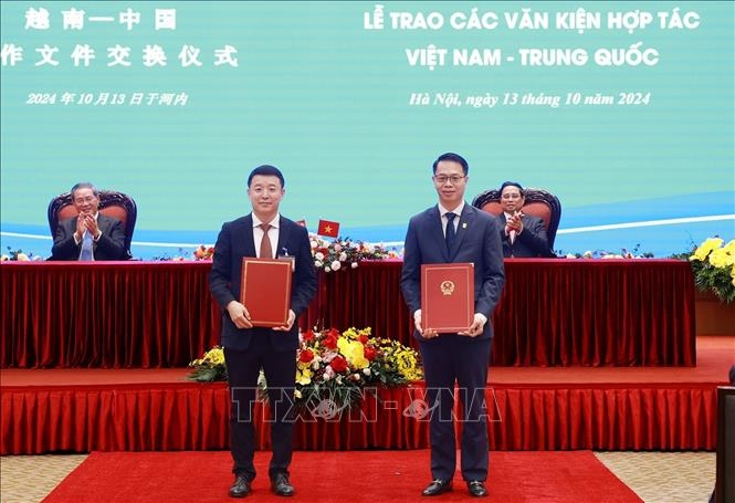 Thủ tướng Phạm Minh Chính và Thủ tướng Lý Cường chứng kiến trao Bản ghi nhớ giữa Công ty Cổ phần thanh toán quốc gia Việt Nam (NAPAS) với Công ty UnionPay International về việc triển khai dịch vụ thanh toán xuyên biên giới qua mã QR giữa Việt Nam và Trung Quốc. Ảnh: Dương Giang/TTXVN