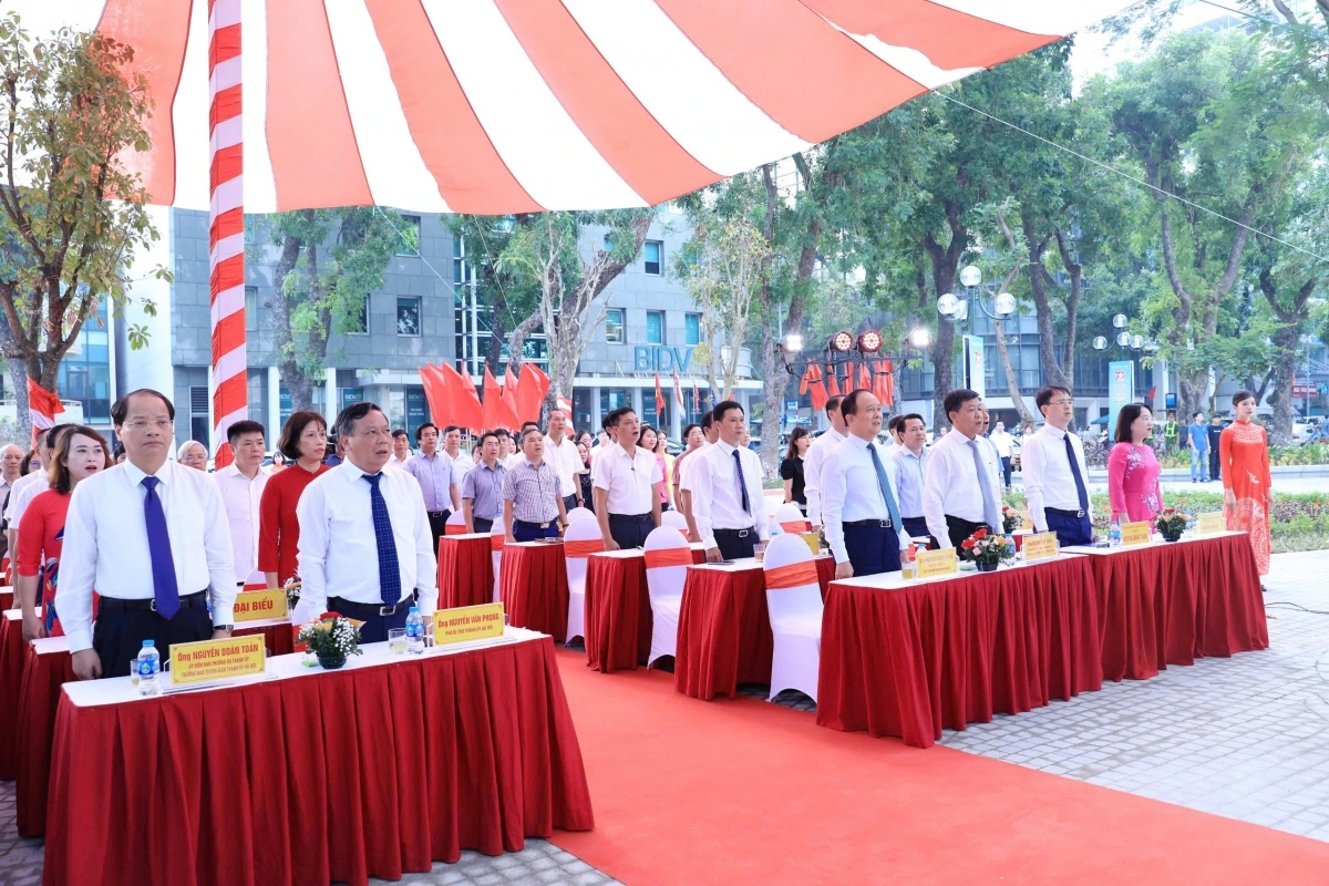 Các đại biểu tham dự lễ gắn biển công trình kỷ niệm 70 năm Ngày Giải phóng Thủ đô tại quận Hai Bà Trưng. Ảnh: Đình Hiệp