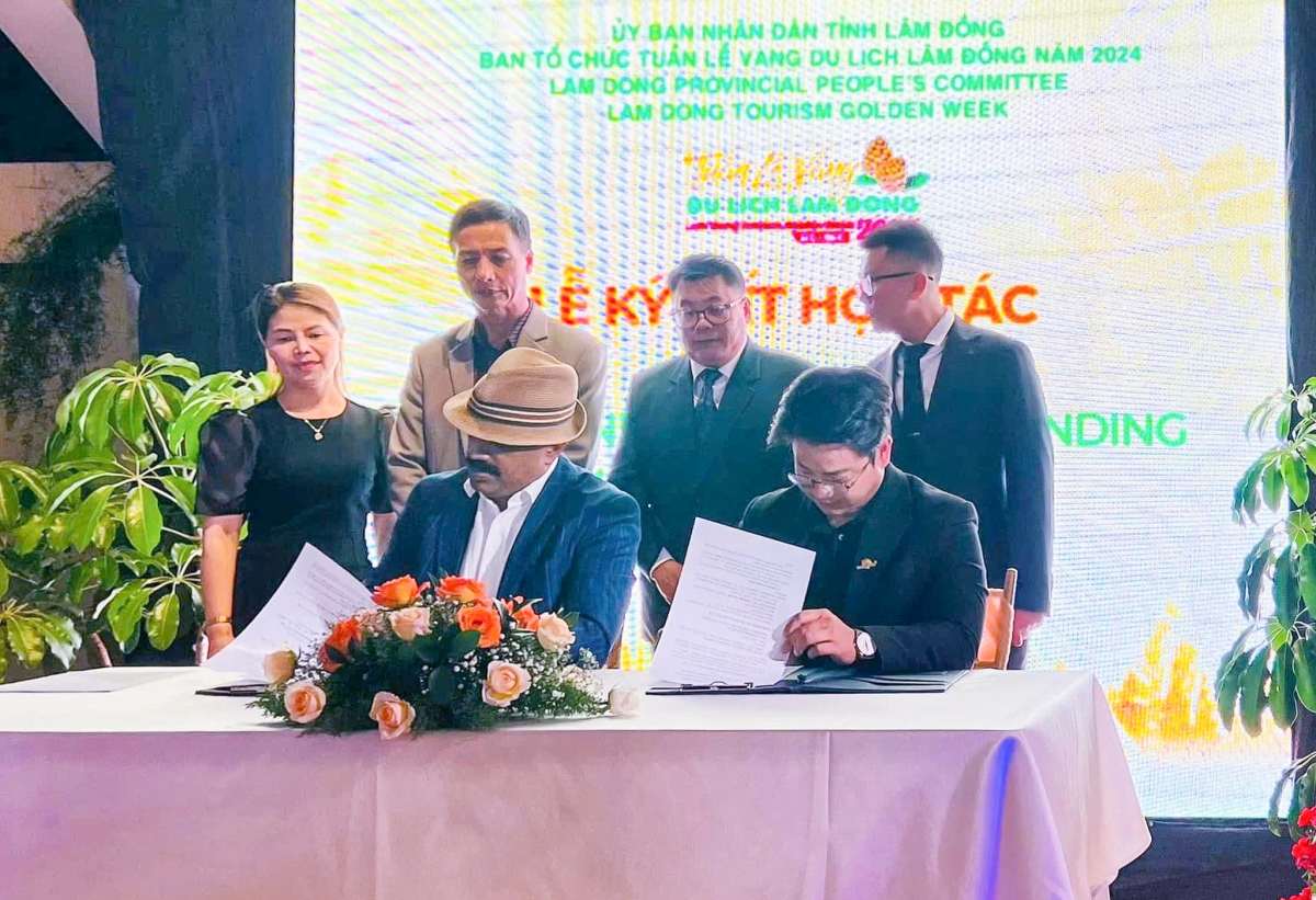 Đại diện Happy Day Travel ký kết hợp tác với công ty lữ hành Ấn Độ