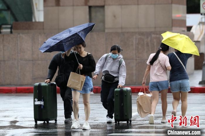 Bão Krathon gây mưa to, gió lớn ở Đài Loan. Ảnh: Chinanews