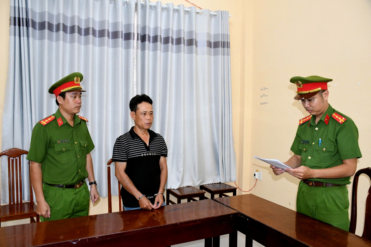 Cơ quan Công an tống đạt các quyết định đối với Nguyễn Thanh Tú (Ảnh: Hồ Giang)