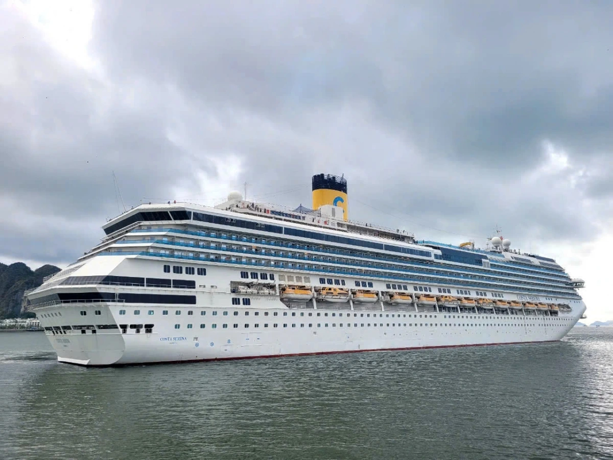 Cruise ship Costa Serena brings 3,000 foreign tourists to Ha Long Bay. (Photo: thanhnien.vn)