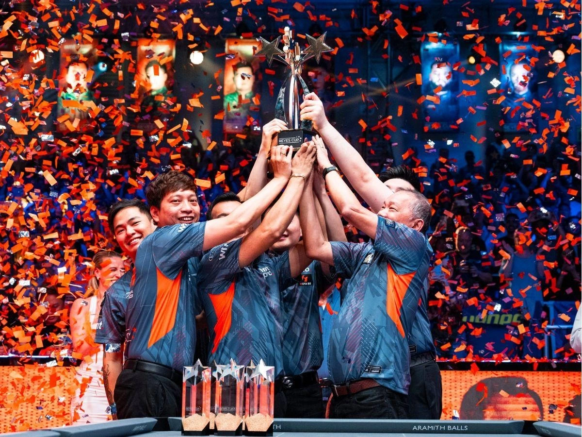 Vietnam's leading pool player Duong Quoc Hoang (second from the left) and the Team Asia have been crowned champions of the Reyes Cup in its first season. (Photo: Matchroom)