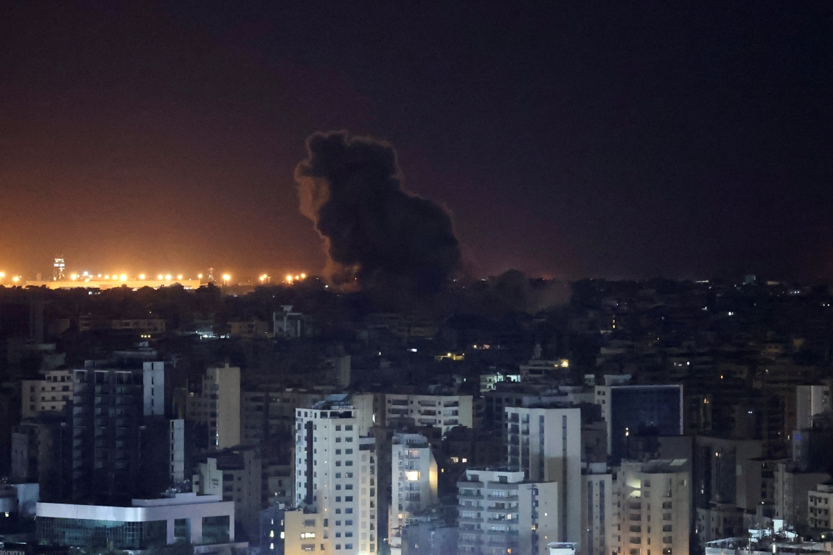 Khói bốc lên sau vụ tấn công của Iran vào lãnh thổ Israel đêm 1/10. Ảnh: CNN