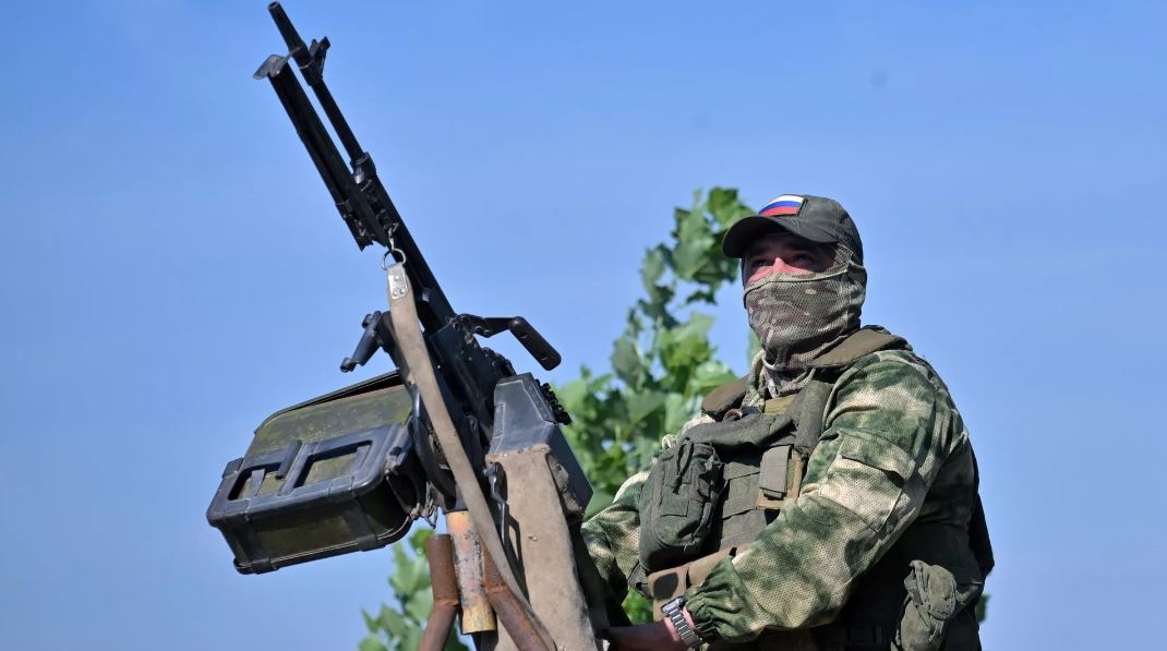 Binh lính Nga khai hỏa súng máy nhằm vào một mục tiêu trên không trong chiến dịch quân sự ở Ukraine. Ảnh: Sputnik