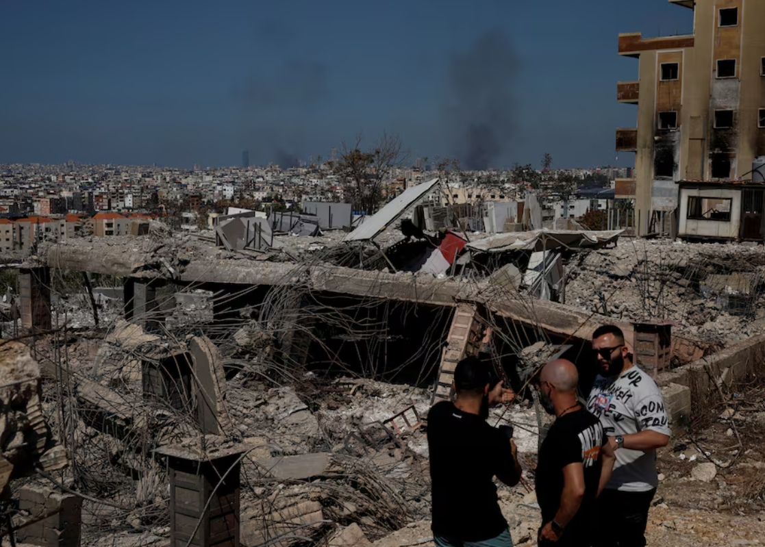 Khói bốc lên trên vùng ngoại ô phía nam Beirut sau một đợt giao tranh giữa Hezbollah và Israel ngày 3/10. Ảnh: Reuters