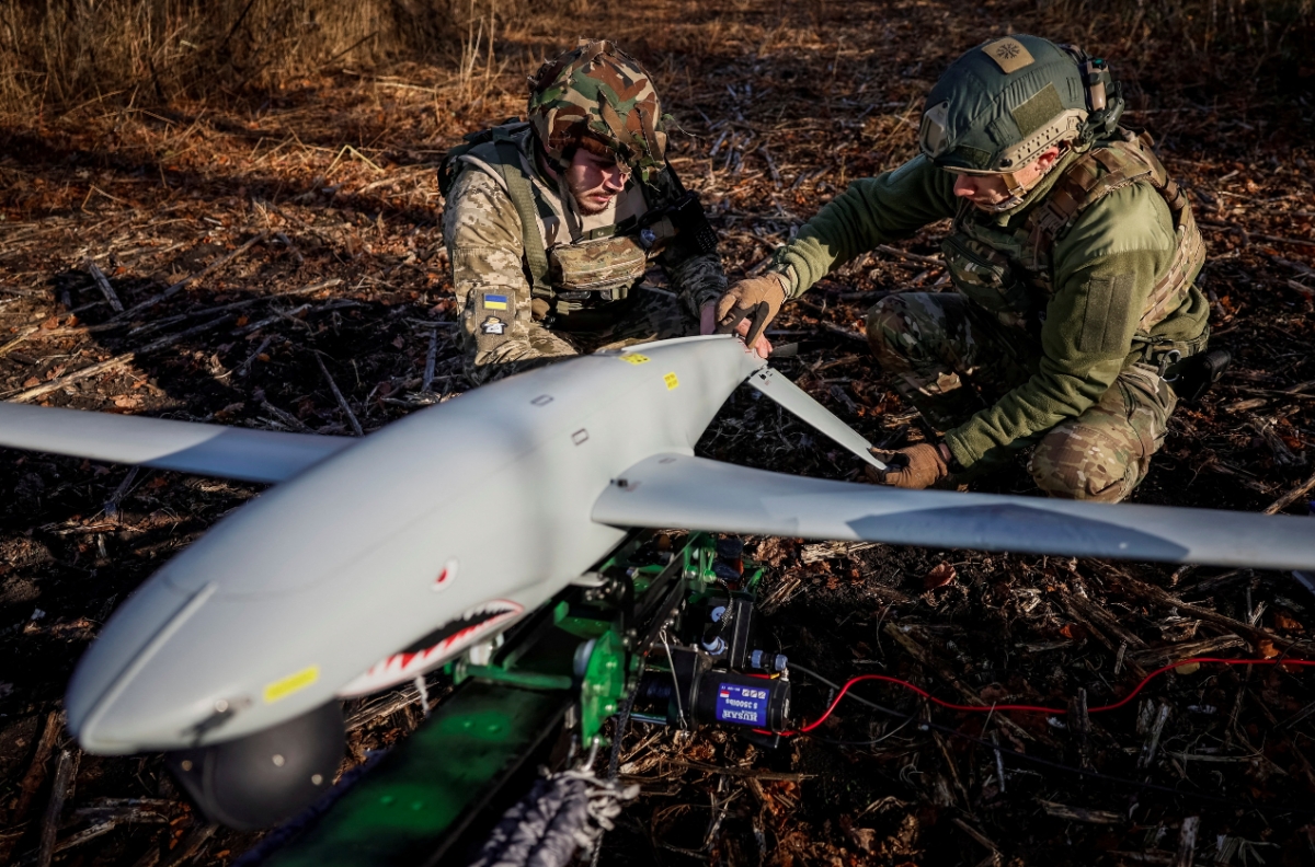 Binh sĩ Ukraine chuẩn bị phóng UAV tấn công các mục tiêu Nga ở Ukraine. Ảnh: Reuters