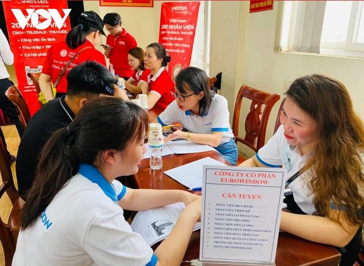Người lao động và doanh nghiệp kết nối tại phiên dịch vụ việc làm