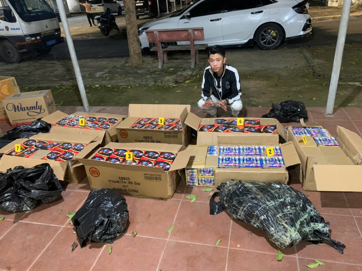 Tài xế Phan Văn Phúc Minh và tang vật 170kg pháo hoa nổ