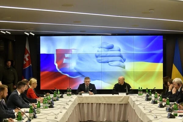 Thủ tướng Ukraine Denys Shmyhal đã gặp người đồng cấp Slovakia Robert Fico ngày 7/10. Ảnh: TASR