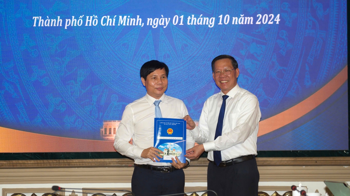 Ông Phan Văn Mãi trao quyết định cho ông Phan Công Bằng (ảnh T.T)