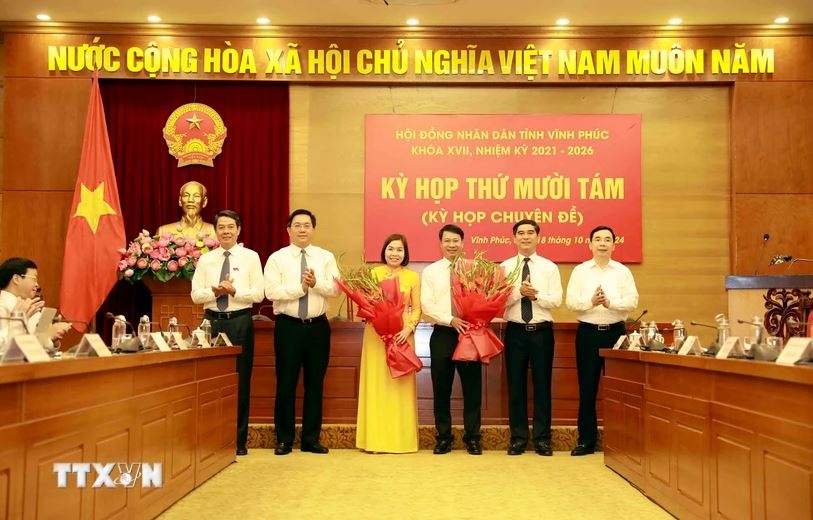 Phó Trưởng ban Thường trực Ban Nội chính Tỉnh ủy Vĩnh Phúc Phùng Thị Kim Nga (thứ 3, trái sang) và Bí thư huyện Yên Lạc Nguyễn Khắc Hiếu (thứ 3, phải sang) được bầu giữ chức Phó Chủ tịch UBND tỉnh Vĩnh Phúc, nhiệm kỳ 2021-2026. Ảnh: Hoàng Hùng/TTXVN