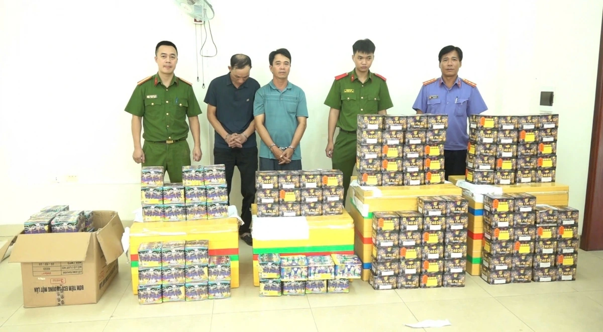 3 đối tượng cầm đầu đường dây mua bán, tàng trữ pháo nổ từ nước ngoài về Nghệ An cùng tang vật số pháo bị thu giữ