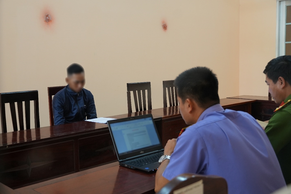 Cơ quan Điều tra làm việc với Phạm Văn Vinh. (Ảnh Công an Hậu Giang)
